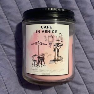 this candle smells great. It has a sweet, vanilla, rich, roasted coffee smell.